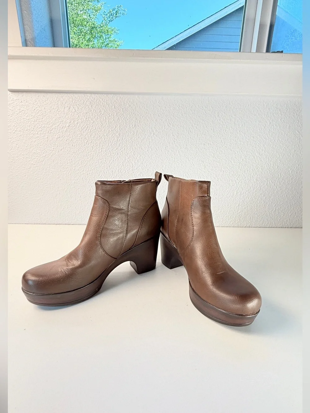 Born Brown Leather Platform Ankle Boots Womens Size 10 Side Zip boho boots